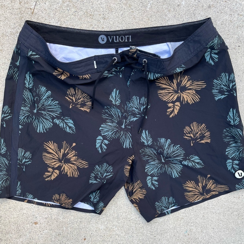 Men's Vuori Shorts Multicolor Floral 38 Pocket Active Logo Beach‎ Gym Surf Swim